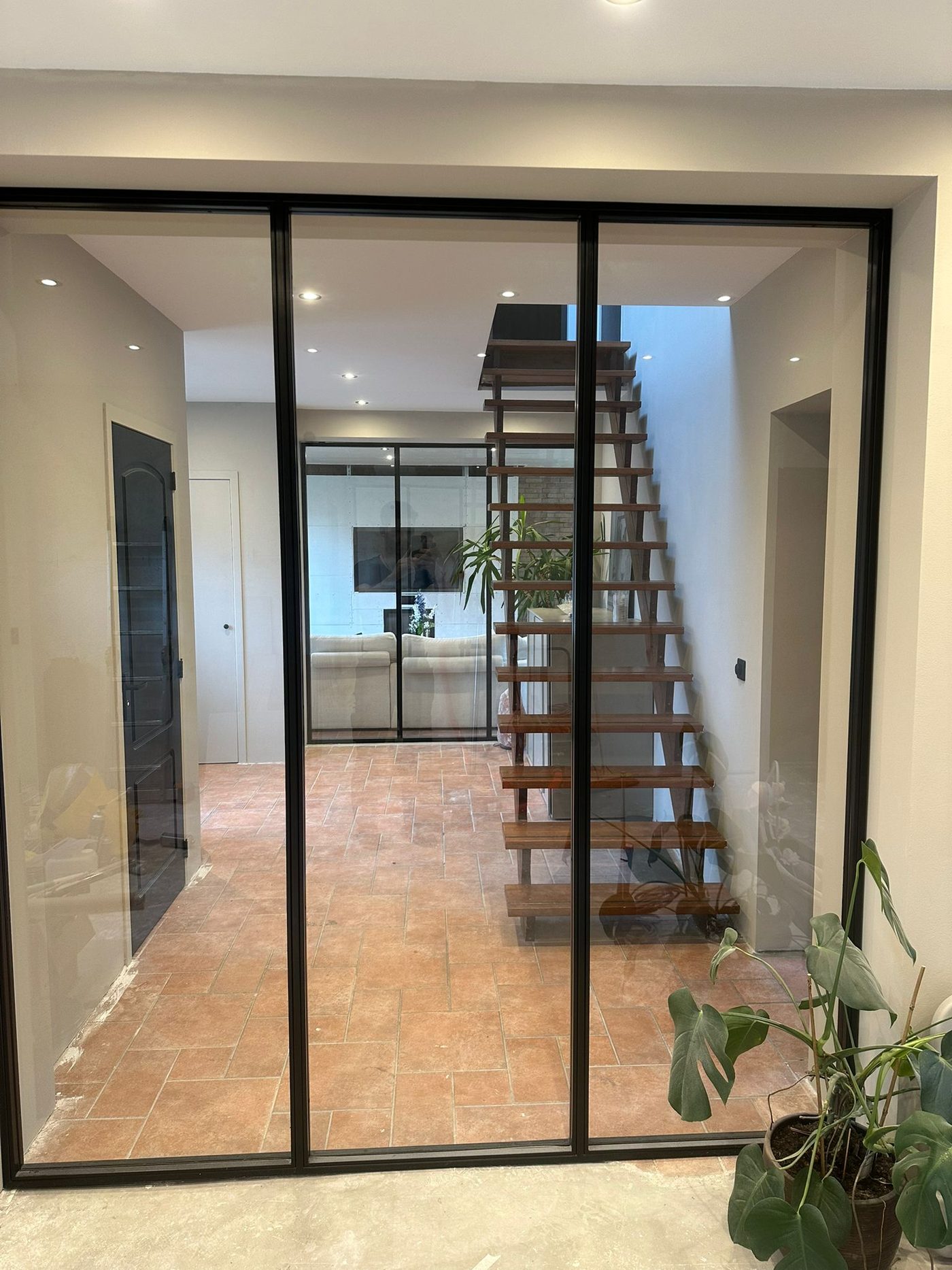 Strak stucwerk in een nieuwbouwwoning in Rotterdam