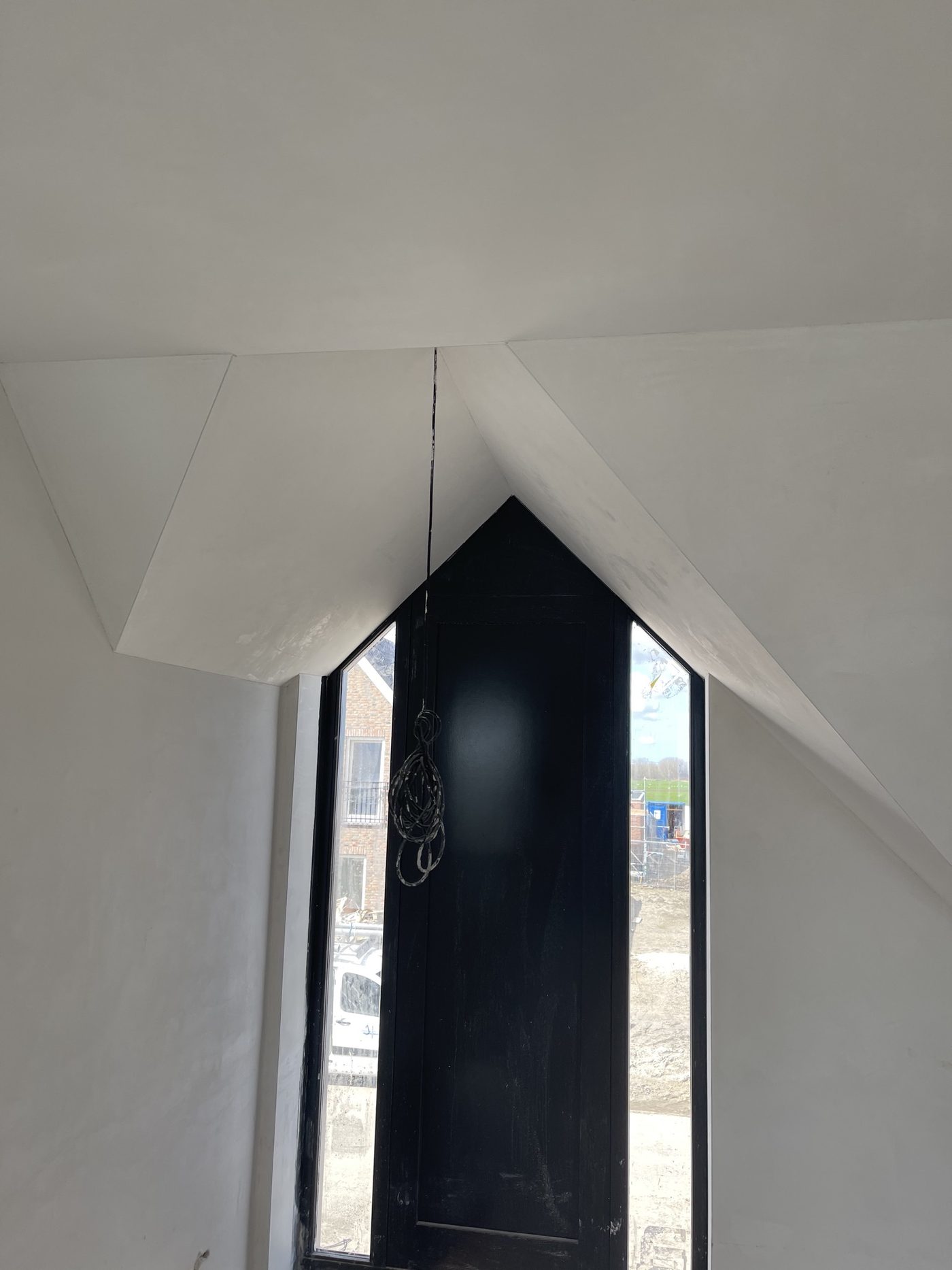 Glad gestuukt plafond en wanden in een woning in Rotterdam